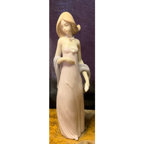 LLADRO Porcelain - 'Princess House Exclusive' 8T