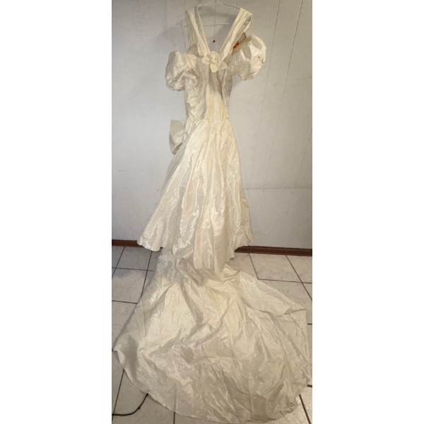 NEW Vintage Wedding Gown w/ Train For Days Size 8-10