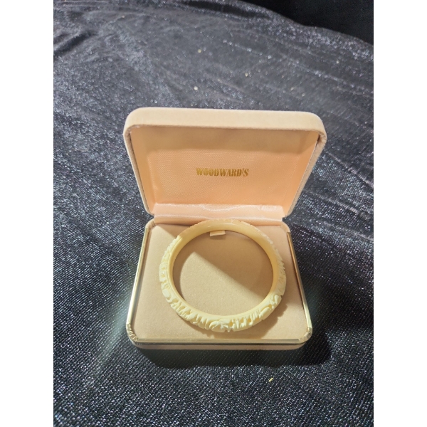 Lovely Carved bracelet