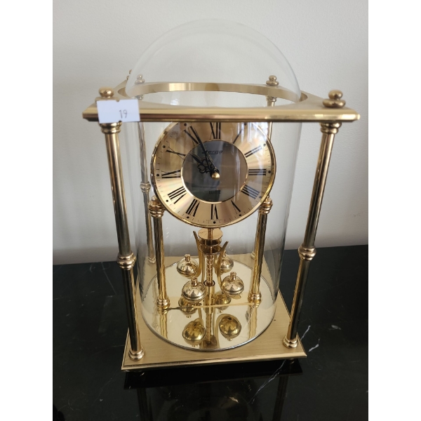 Eco Quartz Clock in Glass Dome 6 W, 6 D, 11 T 