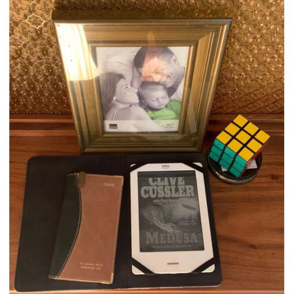 Kobo N905 Digital Reader w/ Rubix Cube & Picture Frame