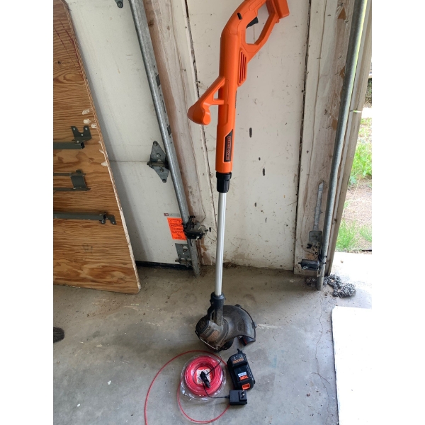 Black&Decker 20V Weed Trimmer Model LST201, with battery, charger and string.