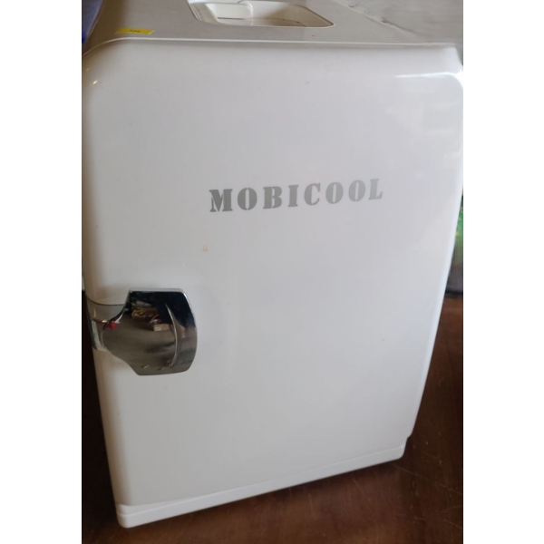 Mobicool Model BDI8224  Hot/ Cold Portable Mini Fridge 11 W, 13 D, 18 T