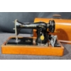 Image 2 : Early 20th Century Singer Sewing Machine with Pedal and Cover