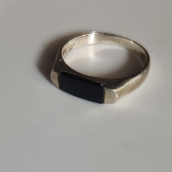 Ring w/ Black Stone 2.8 gram Stamped .925 Ring (Total Weight), Size 6.75