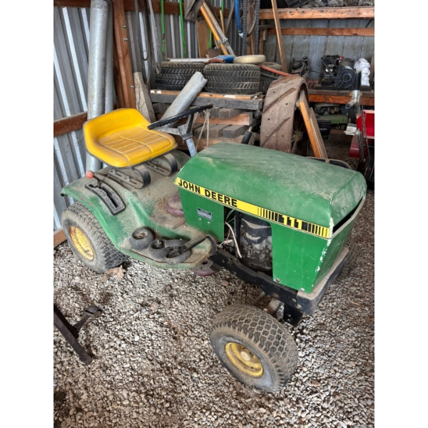 John Deere 111 garden tractor possibly has a seized engine great for a project tractor for tractor r