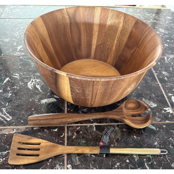 Wooden Salad/Serving Bowl made of Acacia Wood w/ Brand New Steak Knives