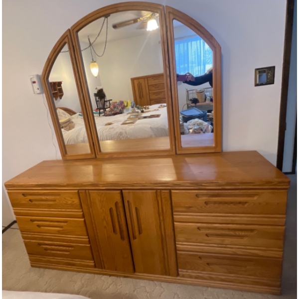 Vintage Delux Dresser w/ Arched Mirror 70x17x69