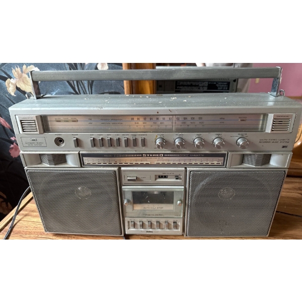 Realistic Radio Model No. 14-778A 
