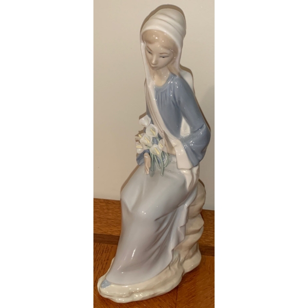 Lladro Porcelain Girl w/ Bouquet of Lilies 9T