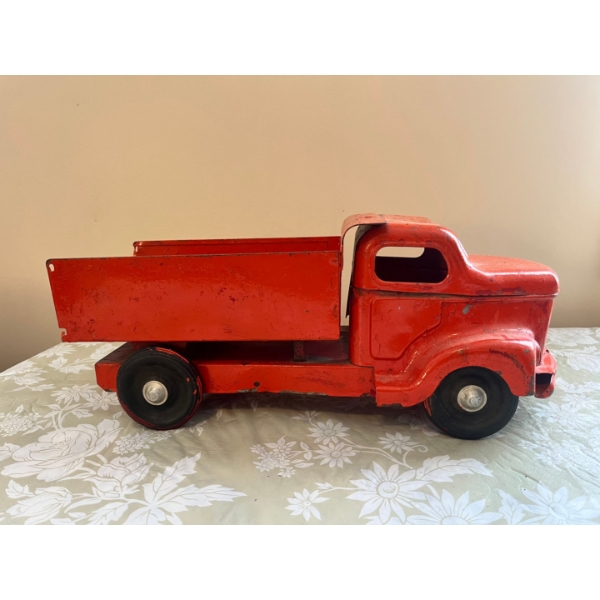 vintage pressed steel dump truck manufactured by Minitoys Otaco