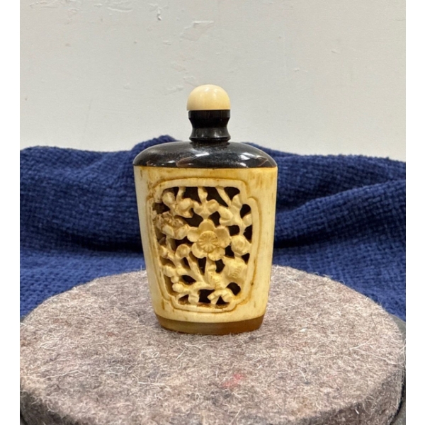 Wooden Carved Snuff Bottle with Spoon 3H