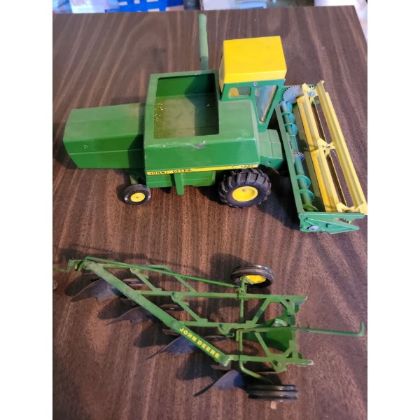 ERTL John Deere 6600 Combine Toy w/ Seperate ERTL 1/16 John Deer Scale Plow