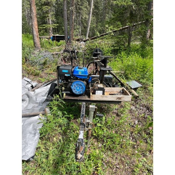 Hydraulic gas powered log splitter with lift to assist with big logs to get up on the cutting surfac