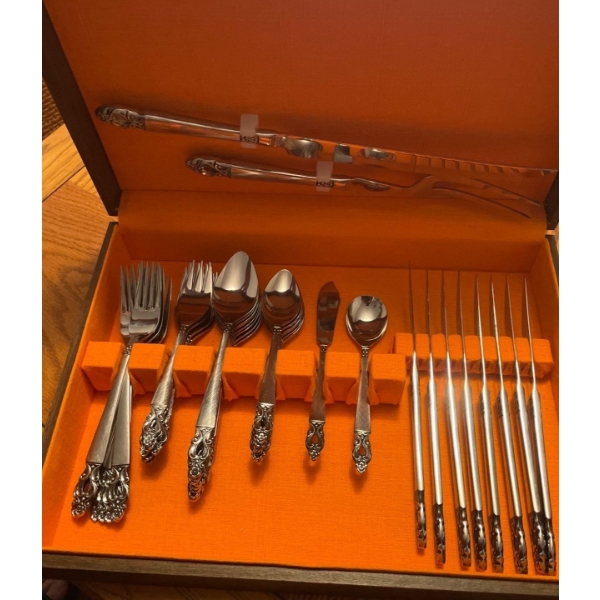 Cutlery Set in Wooden Box 