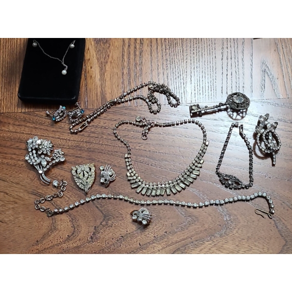 Faux Pearl Earring/Pendant/Chain Set, Rhinestone Necklaces, Brooches & Clip Earrings