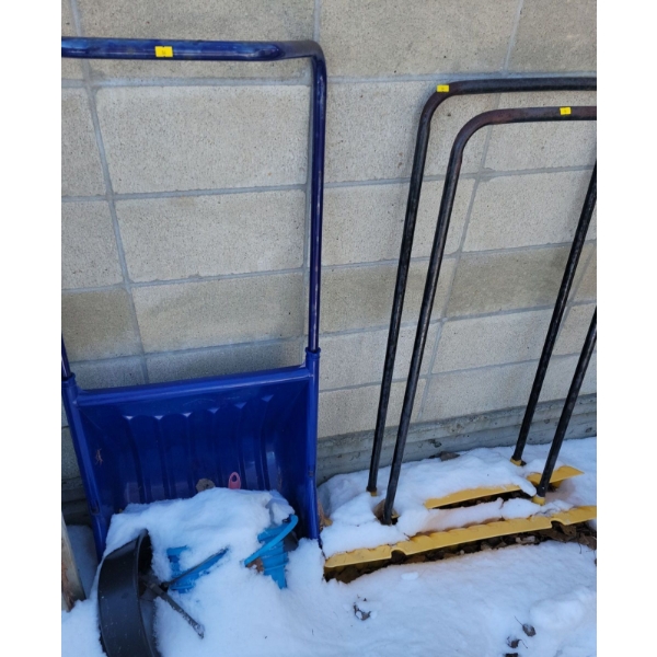 Good Neighbor Essentials - Large Surface Area Shovels 