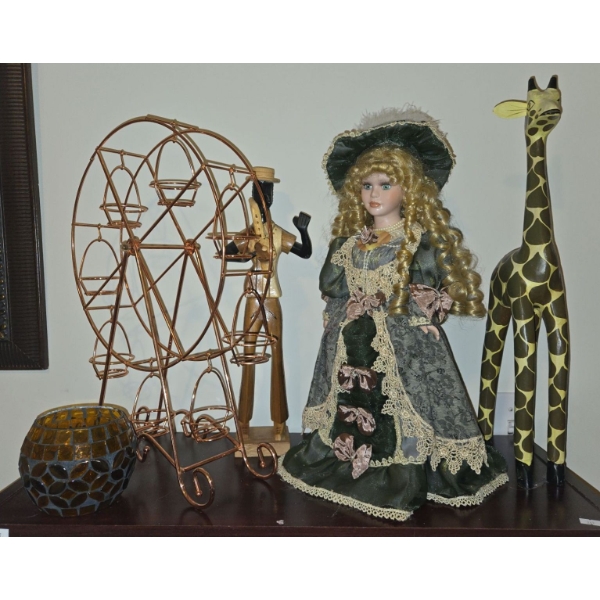 Decor Lot - Giraffe Missing Ear