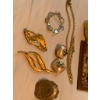Image 4 : Vintage Jewelry Set Including Necklaces, Brooches, Earrings, and Compact
