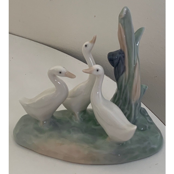NAO By LLADRO Swan Gathering Porcelain Figure - 5L 