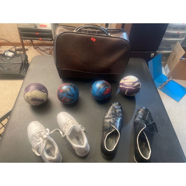 5 Pin Bowling Balls (4) Ladies Shoes Size 5 1/2 Mens Bowling Shoes Size 10 with Carrying Case
