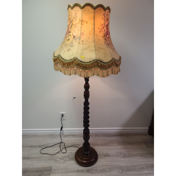Wooden base floor lamp with floral shade - 11W, 61T