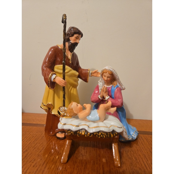 Royal Doulton 'Holiday Traditions' Nativity Mary, Joseph, Jesus Figurine w/  22k Gold Coating - 9T