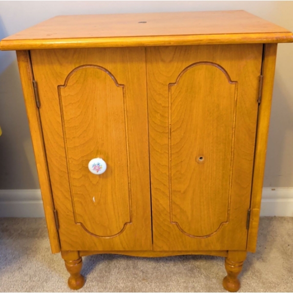 Vintage Oak End Table - Missing 1 Knob See Photo 