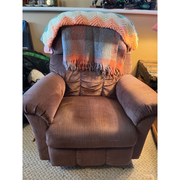  la-Z-Boy rose recliner with swivel in good condition with two handmade Afghan blankets