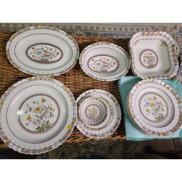 Copeland "Buttercup" pattern dishes (plates, serving bowls, stand not included) 