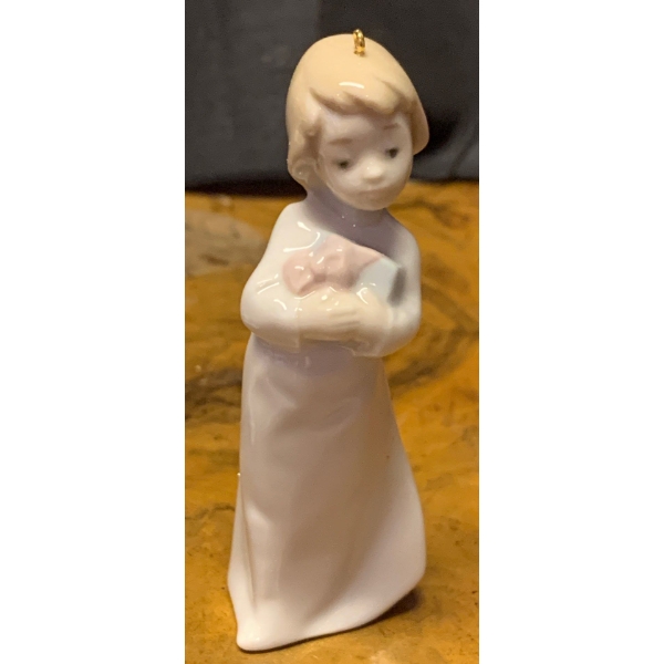 LLADRO Porcelain 'Christmas Morning' 3T