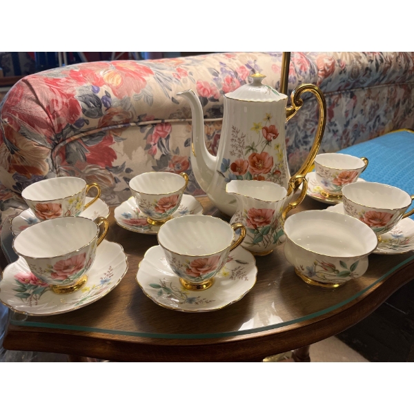 Royal imperial made in England T-shirt with teapot 6 cups and saucer, and a cream and sugar bowl in 