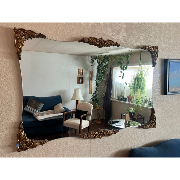 Beautiful vintage French style mirror. L 39 x H 32