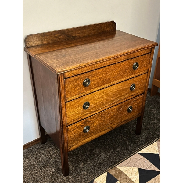 Antique oak dresser with butterfly joints and beautiful decorative knobs in great condition 31 h 29L