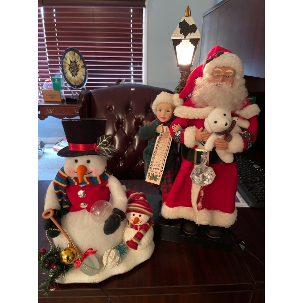 Plug In Santa And Caroler 23T