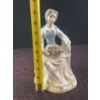 Image 2 : Lladro Porcelain Figurine Girl with Roses 8 Inch