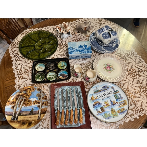 Collection of plates, knives or green vintage hors d’oeuvre tray
Set of blue and white cups and sauc