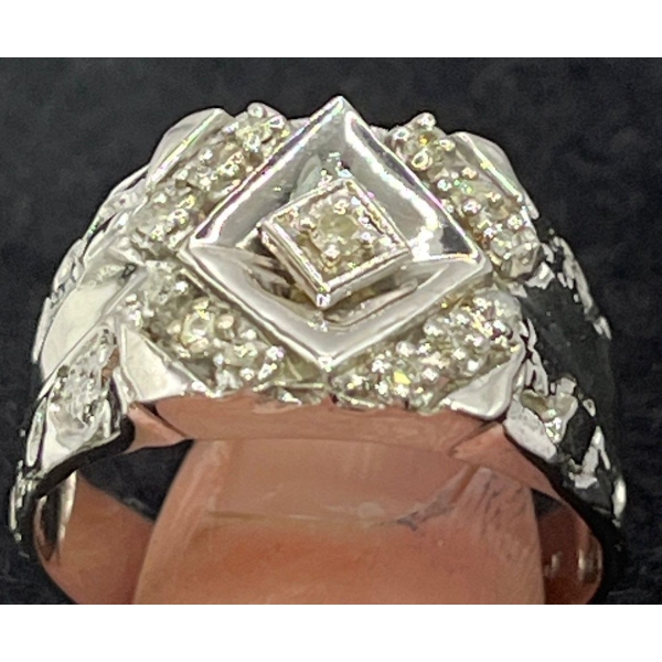10K Gold and Diamond Men's Ring (total weight 5.8g)