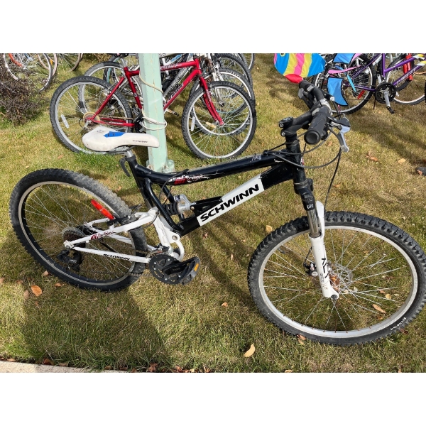  Schwinn white and black full suspension mountain bike with front disc brakes quick release front ti