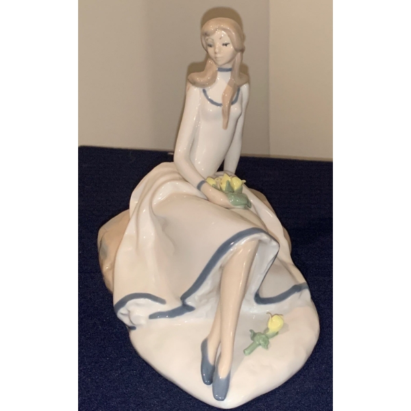 LLADRO Teresa The Tulip Maiden Fine Porcelain Figure  - 5W, 9D, 7T 