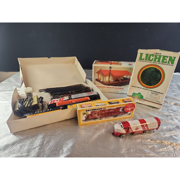  Bachmann HO Scale Electric Train Set and Accessories