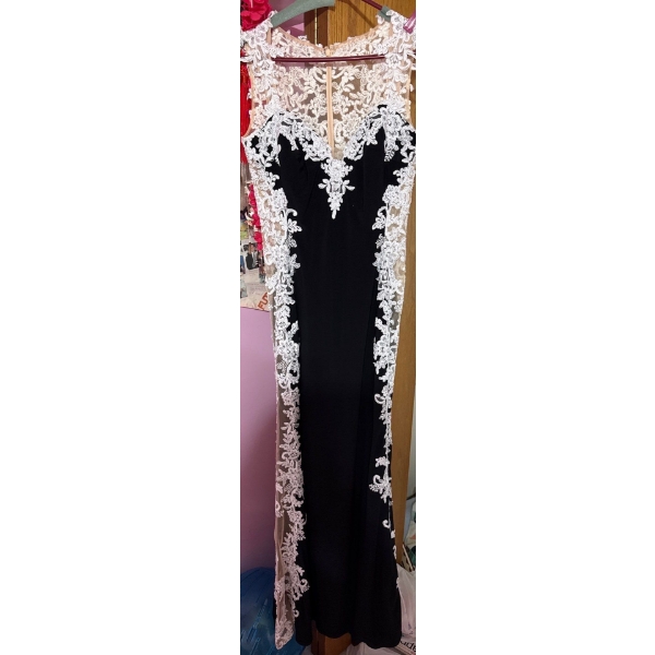 Women's Formal Graduation Gown, Size 8 From La Femme 