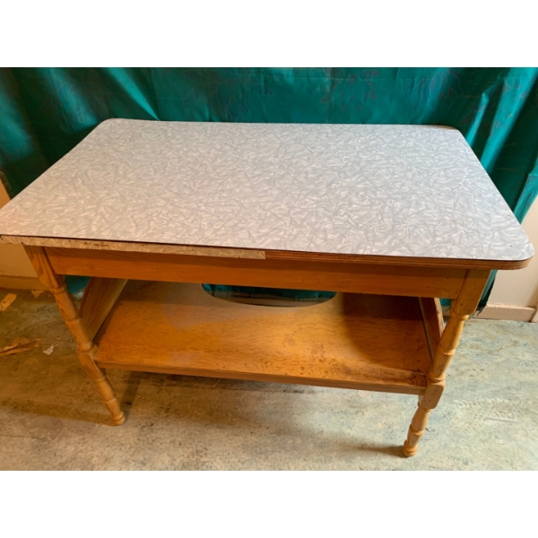 Cute Farmhouse table 30”T 40”L 24”W