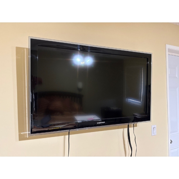 Samsung Television w/ Mount Model No. LN40D551K8F (35w) 