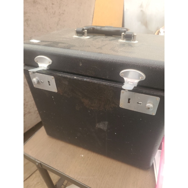 Singer Vintage Sewing Machine in Case