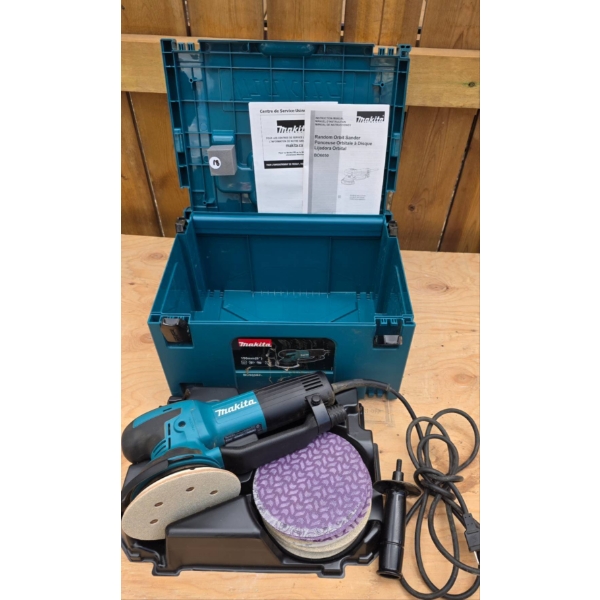 Makita Random Orbit Sander With Multiple Sanding Disks and Carry Case