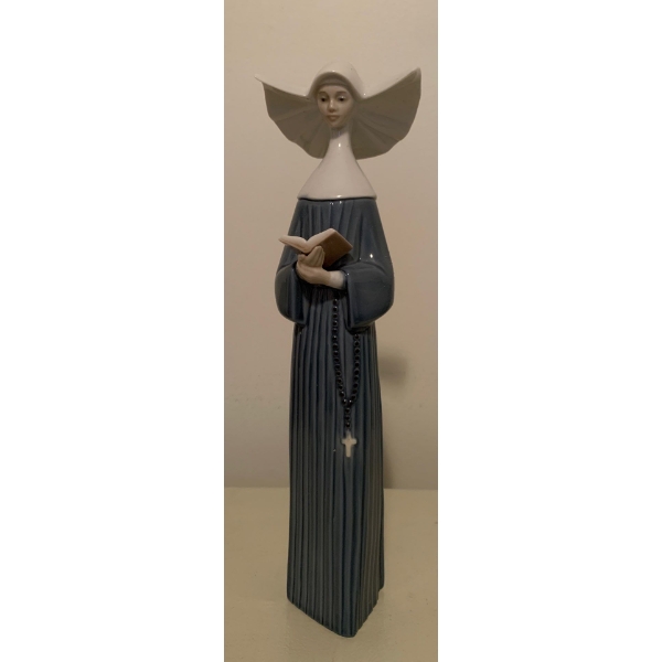 LLADRO  Porcelain 'Monjita leyendo-azul'  - 10.5T 