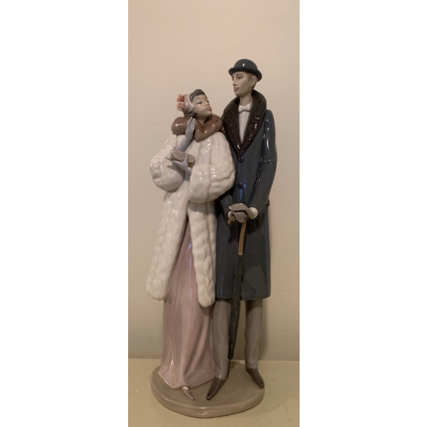 LLADRO Porcelain 'On the Town' - 14.5T 