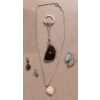 Image 2 : Antique Fashion Accessories w/ Decorative Vessels 