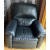 Image 1 : Black Leather Single Recliner - 36W, 35D, 39T 